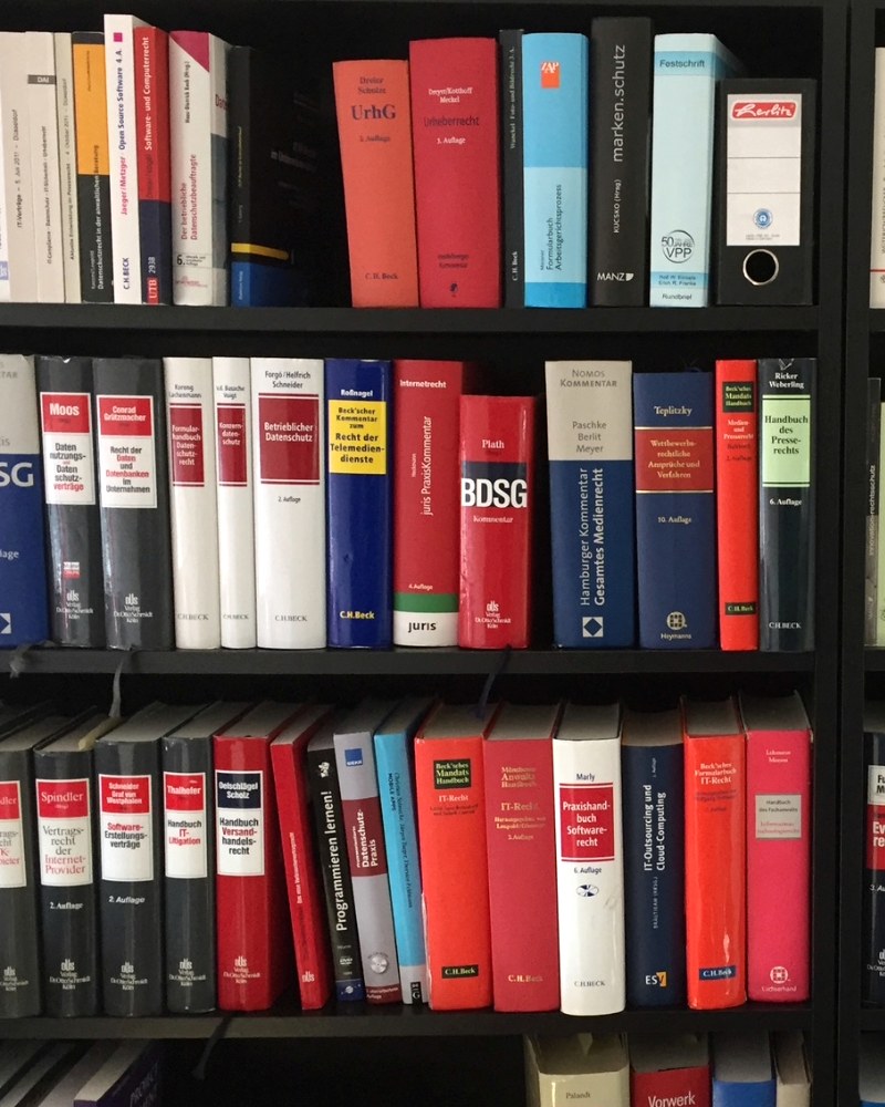 Kommentarliteratur im Regal der Kanzlei Aßhoff.Legal: BDSG, UrhG, Markenrecht, IT-Recht, Softwarerecht und Cloud Computing