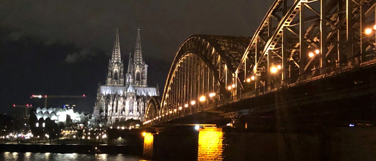 Kölner Dom und Hohenzollernbrücke vom Rheinufer aus bei Nacht — eigenes Foto